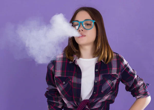 Elektronik sigara ile genç güzel kız