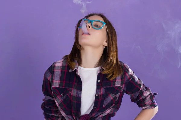 Menina bonita nova com cigarro eletrônico — Fotografia de Stock