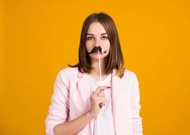 Bıyıklı, Genç Sevimli kız stüdyo