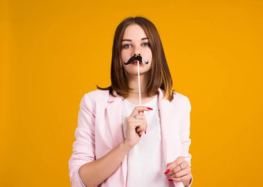 Bıyıklı, Genç Sevimli kız stüdyo