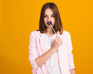 Bıyıklı, Genç Sevimli kız stüdyo