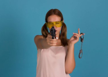 Genç güzel kız silahla, stüdyo