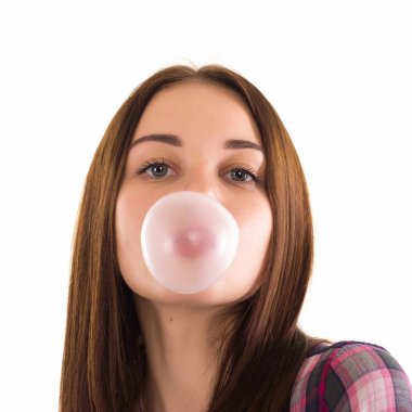 Genç Sevimli kız izole sakız çiğniyor