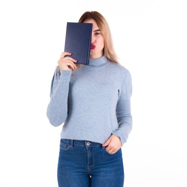 Genç Sevimli kız izole bir kitap okur
