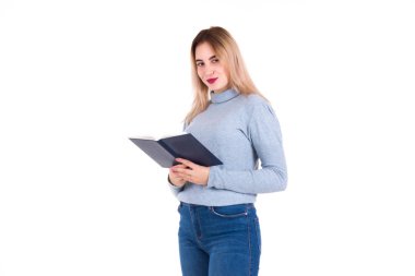 Genç Sevimli kız izole bir kitap okur