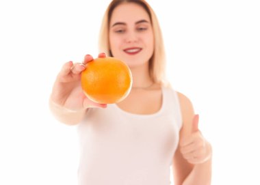 Sevimli Genç kız ile portakal, izole