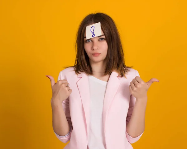 Genç tatlı kız, etiket üzerinde bir kafa, stüdyo  