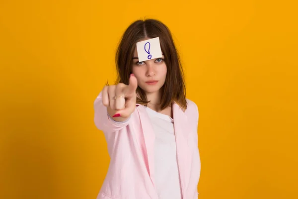 Genç tatlı kız, etiket üzerinde bir kafa, stüdyo  