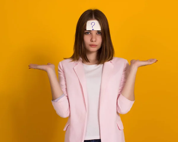 Genç tatlı kız, etiket üzerinde bir kafa, stüdyo  