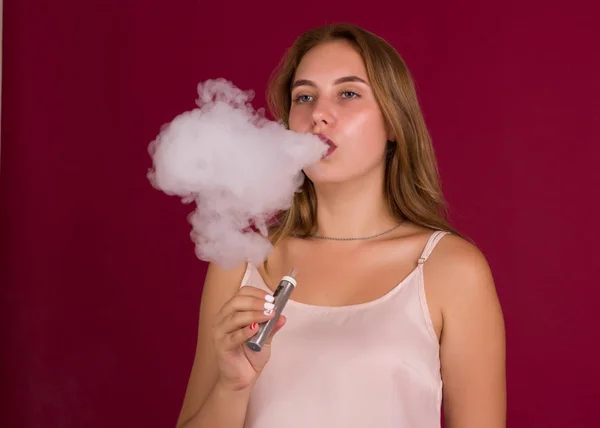 Menina Bonita Nova Com Cigarro Eletrônico — Fotografia de Stock