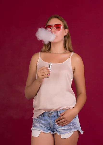 Menina Bonita Nova Com Cigarro Eletrônico — Fotografia de Stock