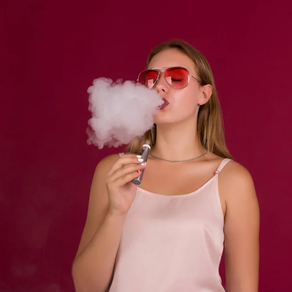 Menina Bonita Nova Com Cigarro Eletrônico — Fotografia de Stock