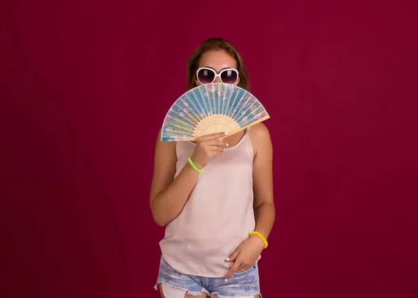 Genç güzel kadın fan ile stüdyo