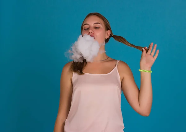 Menina Bonita Nova Com Cigarro Eletrônico — Fotografia de Stock