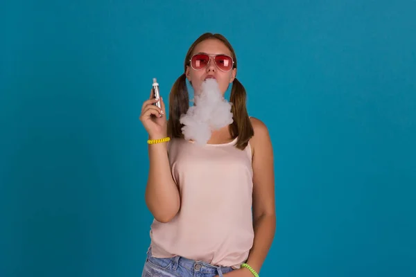 Menina Bonita Nova Com Cigarro Eletrônico — Fotografia de Stock