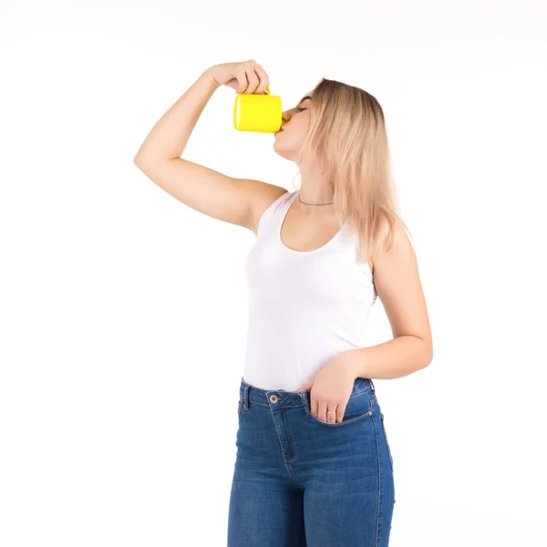 Młoda Ładna Kobieta Pije Kawę Lub Herbatę Białym Tle — Zdjęcie stockowe