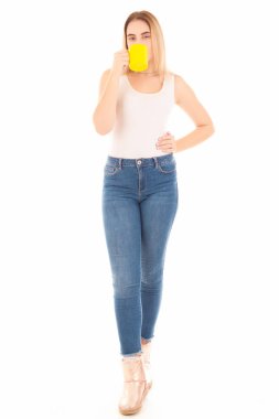 Genç Sevimli Kadın içecek kahve veya çay, izole