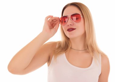 Genç güzel kadın, güneş gözlüğü, stüdyo