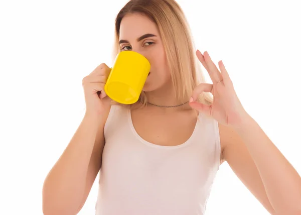 Młoda Ładna Kobieta Pije Kawę Lub Herbatę Białym Tle — Zdjęcie stockowe