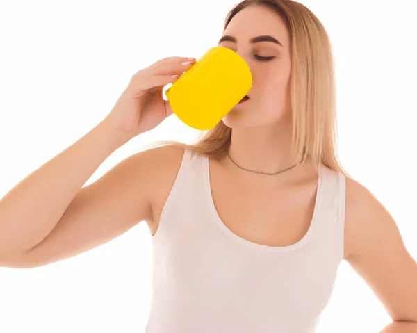 Genç Sevimli Kadın içecek kahve veya çay, izole