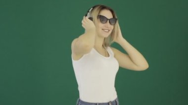 Genç Sevimli kız izole müzik dinler