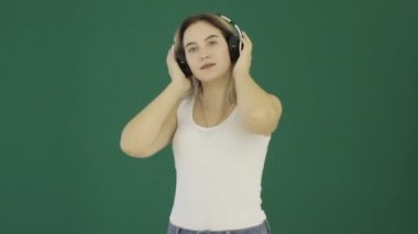 Genç Sevimli kız izole müzik dinler