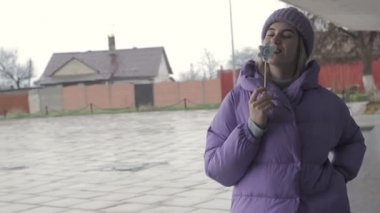 Lolipop, sokak ile genç ve güzel kız