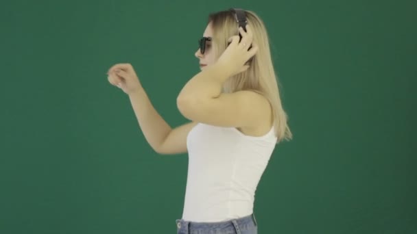 Fiatal Csinos Lány Hallgat Zenét Elszigetelt — Stock videók
