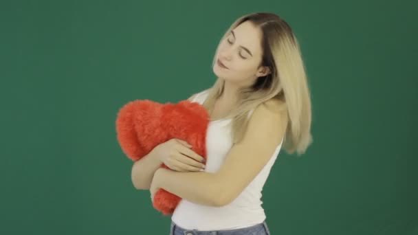 Joven Linda Chica Con Corazón Aislado — Vídeo de stock