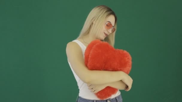 Young Cute Girl Heart Isolated — Stock Video
