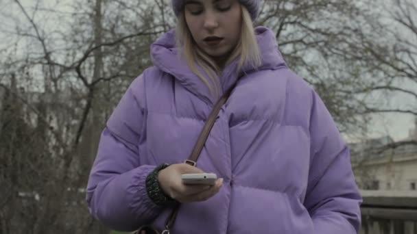 Mooie Jonge Vrouw Met Een Smartphone Straat — Stockvideo