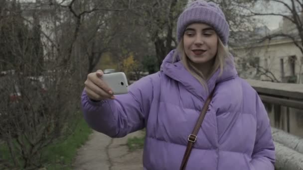 Mujer Joven Bonita Con Teléfono Inteligente Calle — Vídeo de stock