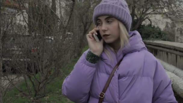 Jolie Jeune Femme Avec Smartphone Rue — Video