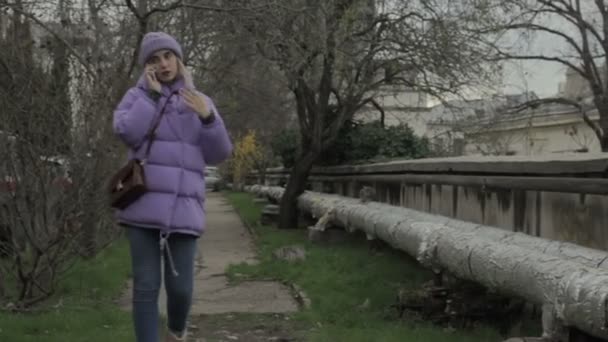 Destul Tânără Femeie Smartphone Stradă — Videoclip de stoc