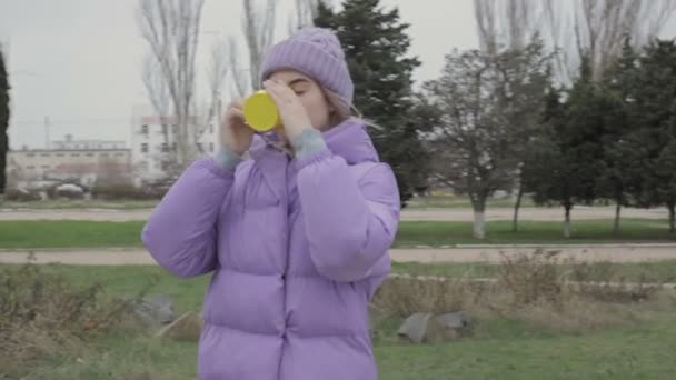 Mooie Jonge Vrouw Drinken Koffie Straat — Stockvideo