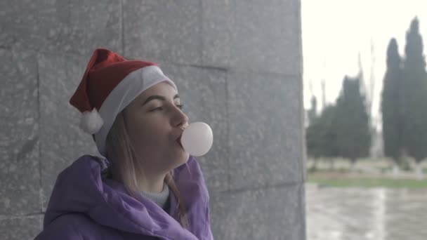 Tineri Fată Drăguță Mestecă Gumă Aer Liber — Videoclip de stoc