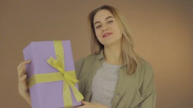 Güzel bir hediye izole, kızla