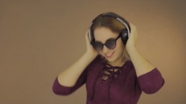 Genç Sevimli kız izole müzik dinler