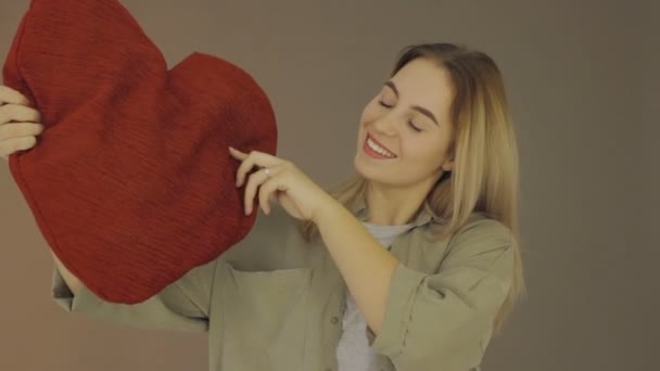 分離した心臓を持つかわいい少女 — ストック動画