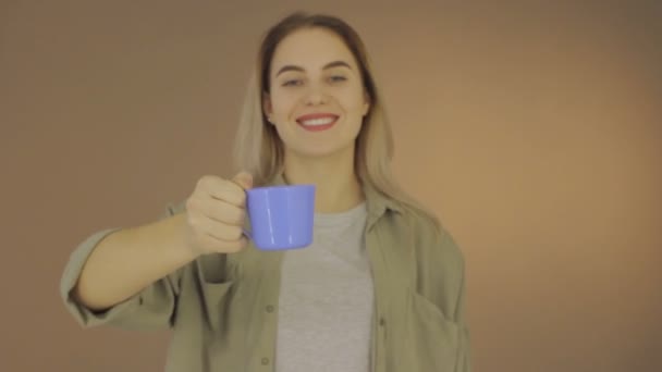 Junge Süße Frau Trinkt Kaffee Oder Tee Chromakey — Stockvideo