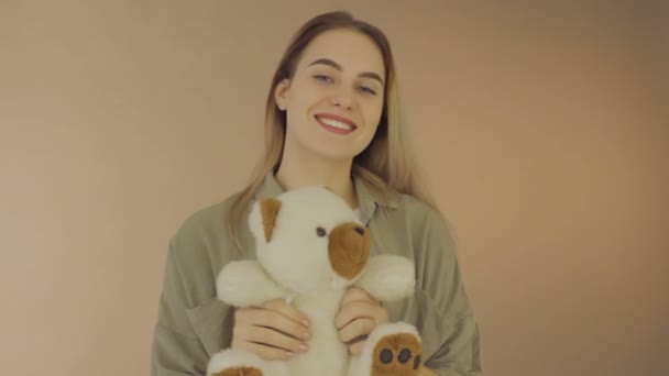 Hübsches Mädchen Mit Einem Geschenk Isoliert — Stockvideo