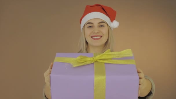 Chica Bonita Con Regalo Aislado — Vídeo de stock