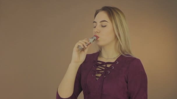 Menina Bonita Nova Com Cigarro Eletrônico Estúdio — Vídeo de Stock