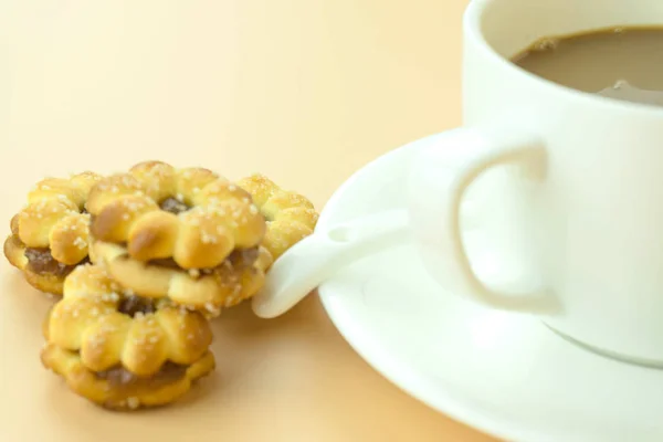 Kaffeetasse Und Kaffeebohnen Auf Orangefarbenem Hintergrund — Stockfoto