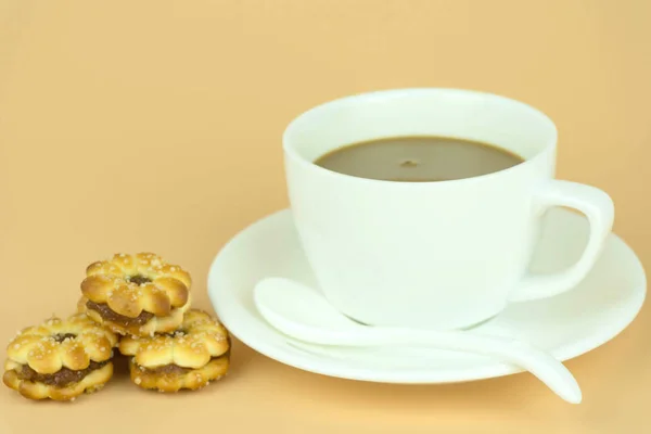 Kaffeetasse Und Kaffeebohnen Auf Orangefarbenem Hintergrund — Stockfoto