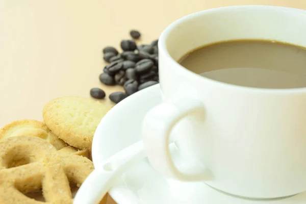 Kaffeetasse Und Kaffeebohnen Auf Orangefarbenem Hintergrund — Stockfoto