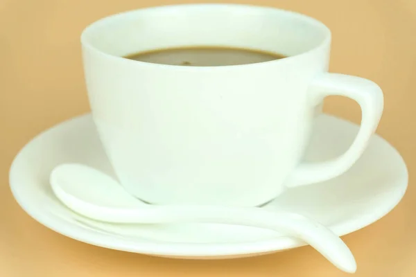Kaffeetasse Und Kaffeebohnen Auf Orangefarbenem Hintergrund — Stockfoto