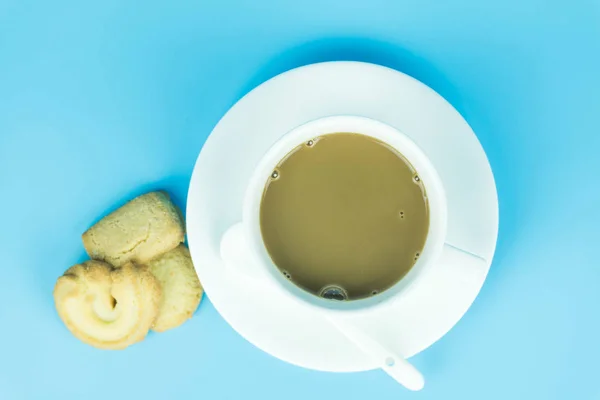 Kaffeetasse Und Bonbons Auf Blauem Hintergrund — Stockfoto