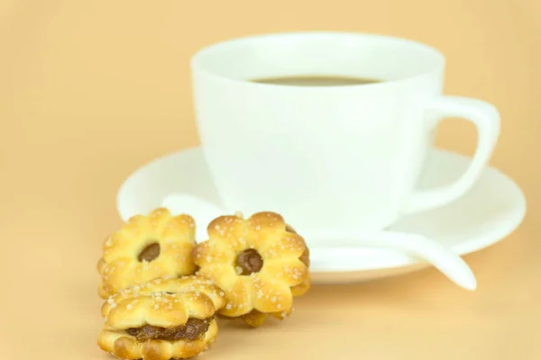 Kaffeetasse Und Kaffeebohnen Auf Orangefarbenem Hintergrund — Stockfoto