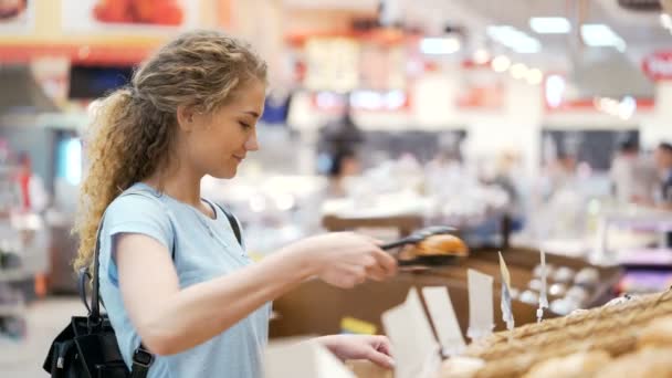 Eine junge Frau kauft Lebensmittel im Supermarkt